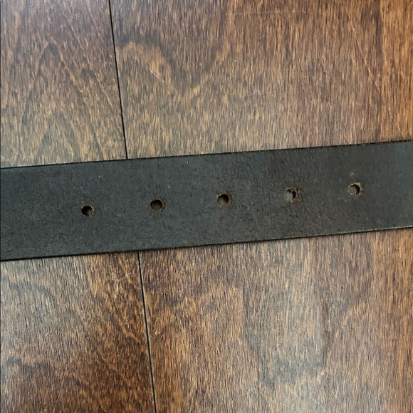 Vintage Guess Women’s Brown Leather Belt with Nickel Toned Buckle, Size Small - Picture 11 of 16